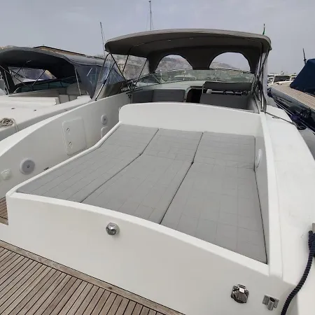 Tornado44s Hotel en barco